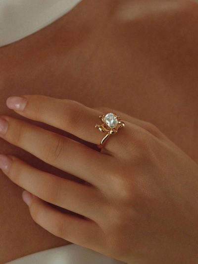 Vintage Pearl Face Ring – Gold Artistic Statement Ring with Sculpted Pearl Design